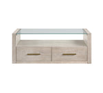 Mesa de cóctel con guirnalda de luces